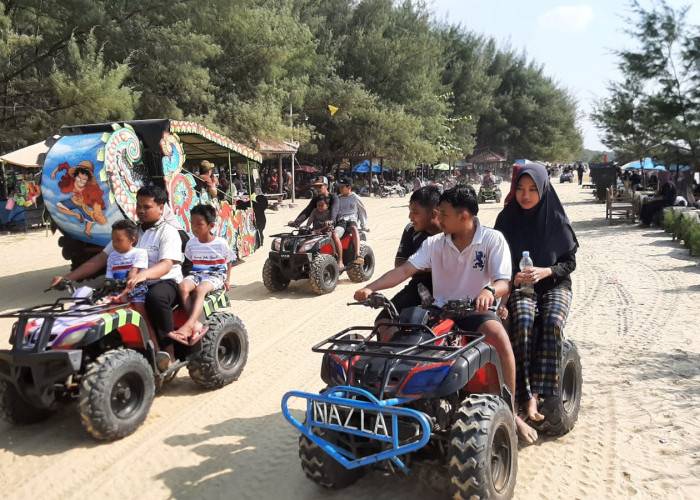 Libur Sekolah. Ribuan Wisatawan Menyemut di Padati Pantai Karang Jahe Rembang