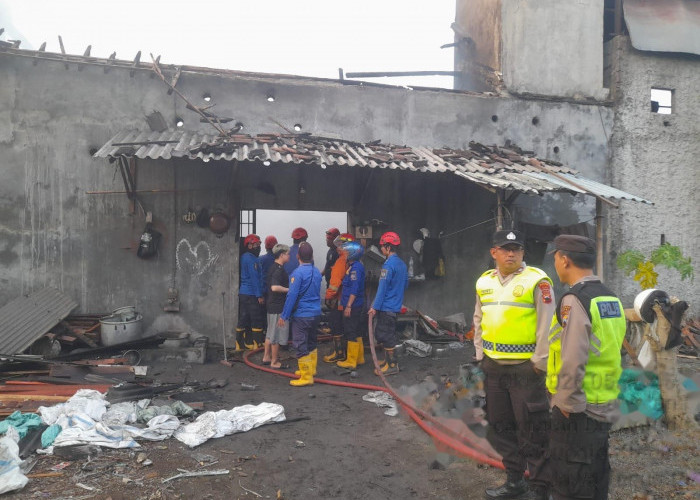 Polres Tegal Bersama Damkar Tangani Kebakaran Gudang Peleburan Aluminium di Desa Kebasen