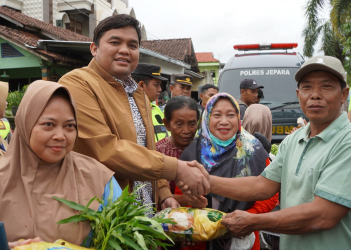 Warga Jepara Korban Bencana  'Dihujani' Beras Bulog 