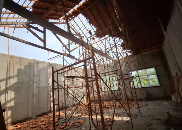 Atap Gedung Baru SMA Negeri 1 Wiradesa Roboh, Dua Pekerja Luka-luka