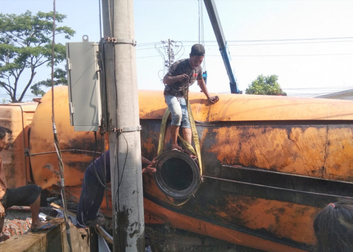 Truk Bermuatan Minyak Goreng Terguling