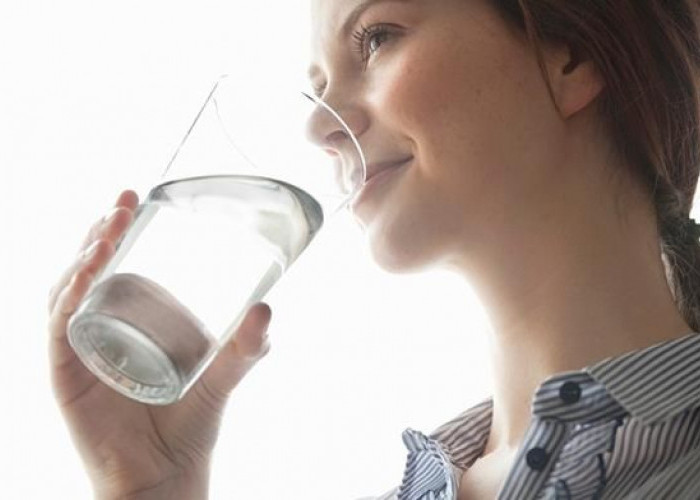 Stop Ngopi! Minum Air Putih Hangat di Pagi Hari Lebih Sehat dan Kaya Manfaat