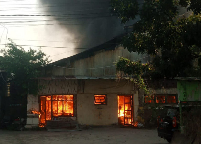 Gudang Rongsok di Bandarharjo Semarang Terbakar Hebat, Kerugian Capai Rp60 Juta