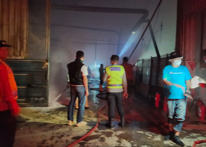 Kebakaran Gudang Produksi di Maribaya, Polres Tegal Sigap Lakukan Penanganan