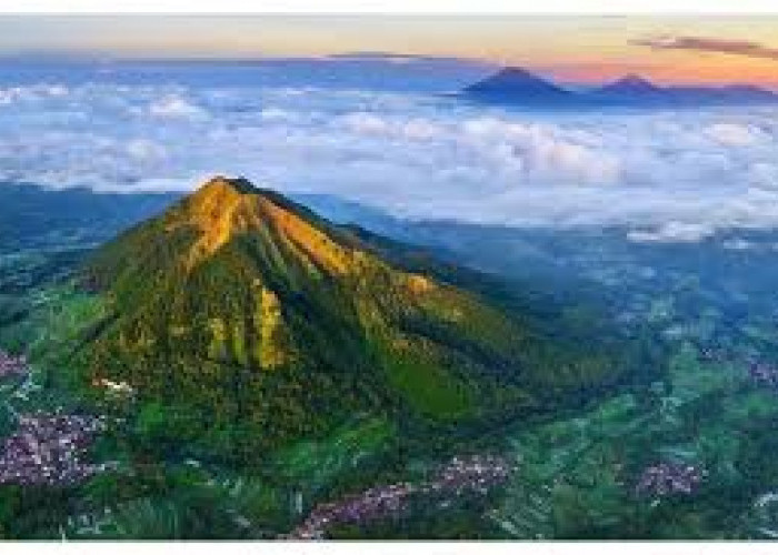 Menikmati Indahnya Puncak Gunung Telomoyo Dengan Berkendara, Sensasi Bagaikan Negeri Di Atas Awan!