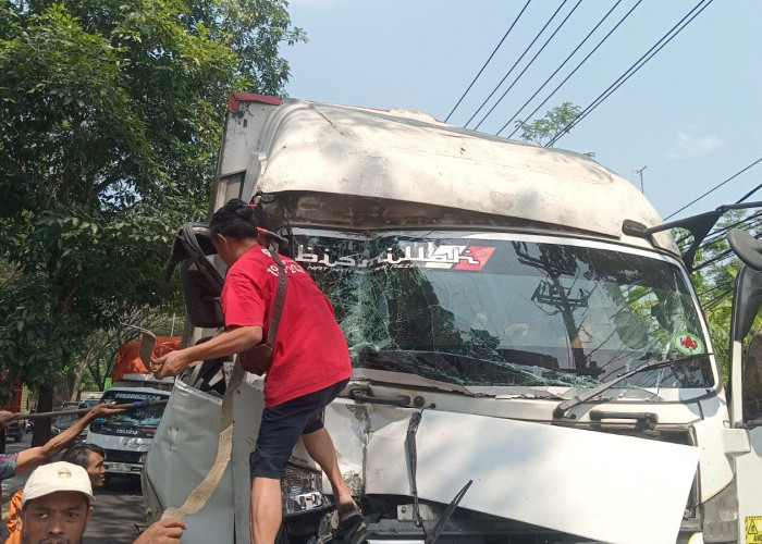 Kecelakaan di 2 Titik: Truk vs Truk di JLS Salatiga, Rem Blong di Jalur Suruh-Karanggedhe, Boyolali