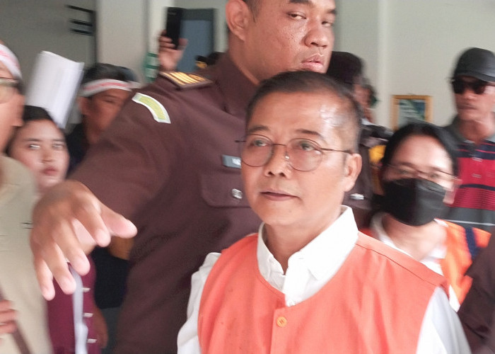 Kenakan Rompi Orange, Terdakwa Kasus Koperasi BLN Nicho dan Dalyati Dihadang Ratusan Korban yang Emosi