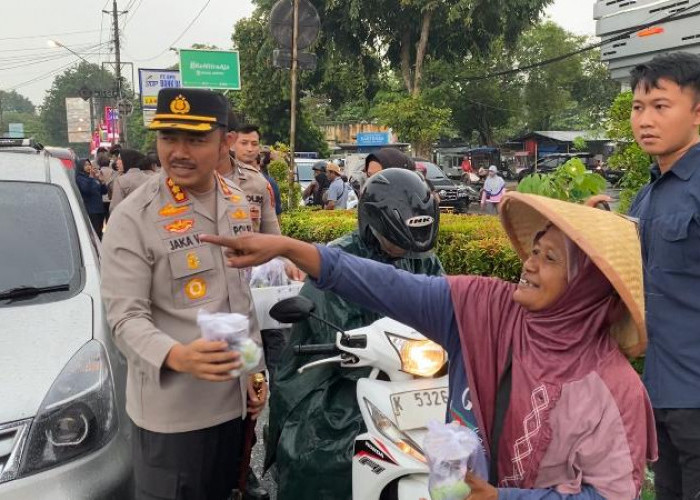 Keseruan War Takjil Polresta Pati, Bagikan Makanan Bukan Surat Tilang di GOR Pesantenan
