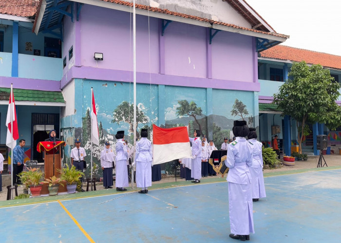Khidmat! Ratusan Warga SMPIT Luqman Al Hakim Slawi Gelar Upacara Bendera HUT ke-81 RI