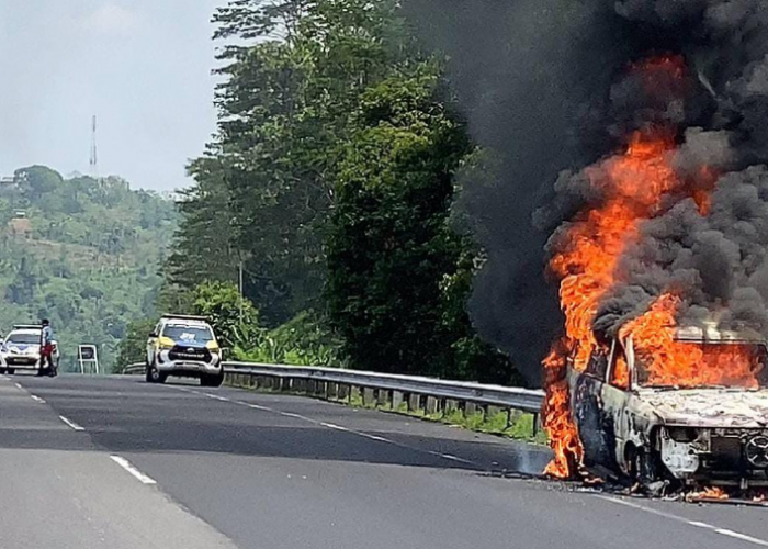 Diduga Konsleting, Minibus Terbakar di Tol Ungaran