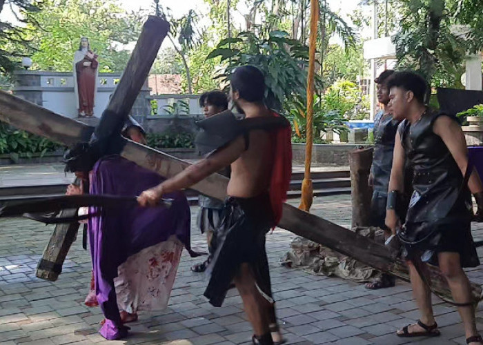 Jalan Salib Kolosal di Semarang, 50 Pemeran Hidupkan Sengsara Yesus Secara Dramatis