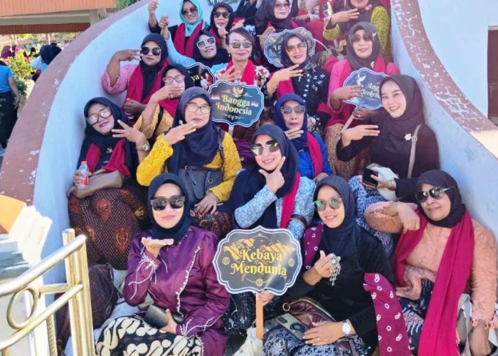Peringati Hari Kebaya Nasional, Ratusan Perempuan Tegal Kampanyekan Cinta Kebaya di Alun-Alun