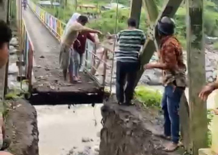 Jembatan Amblas Sangkanjaya Tegal Belum Tersentuh, Warga Terpaksa Bertaruh Nyawa