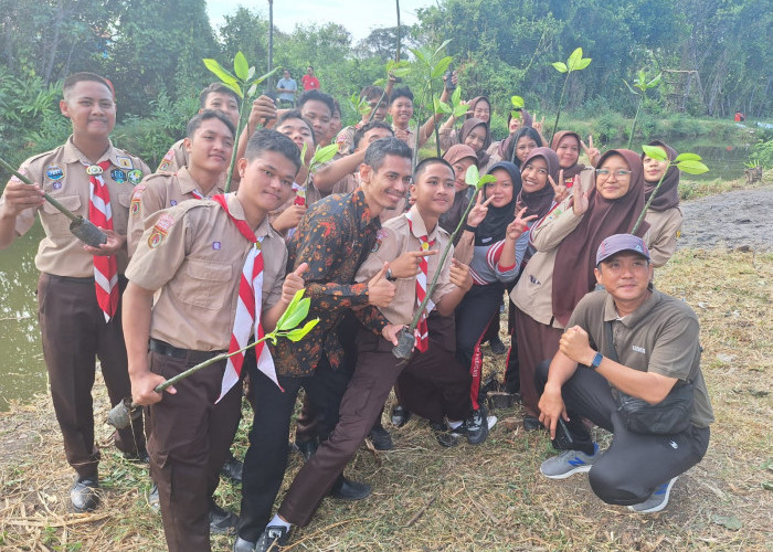 Siswa SMA Negeri 5 Kota Tegal Tanam Mangrove 