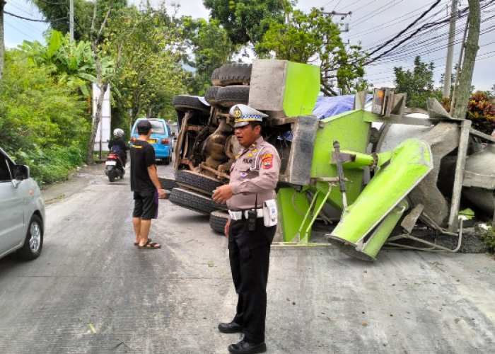 Diduga Alami Rem Blong Truck Hino Terguling di Salatiga, BB Sempat Diselimuti Terpal