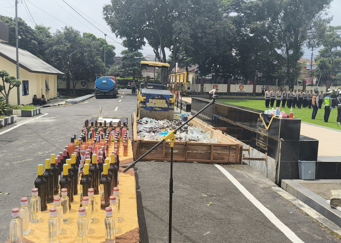 Polres Salatiga Musnahkan 2002 Botol Miras, Ciu Hingga Tuak