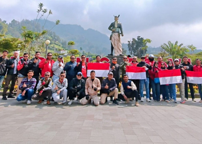 Semarak HUT ke-81 RI, Setwan Jateng Bersama Bikers Bagikan Bendera di Boyolali