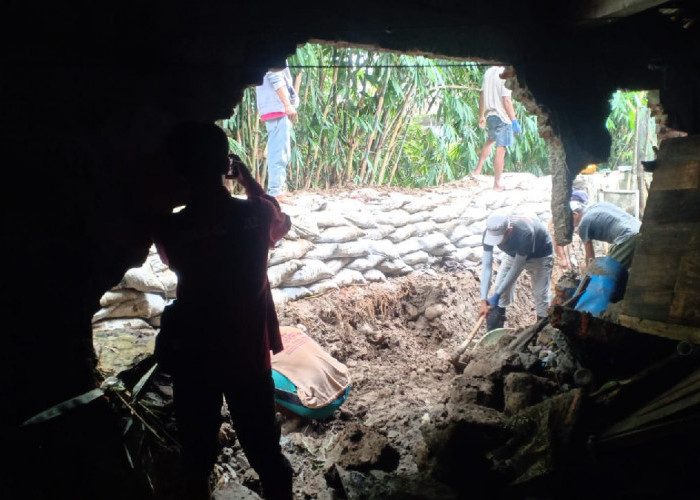 Tanggul Sungai Plumbon Jebol Lagi, Warga Mangkang Kulon Selamatkan Bayi Saat Banjir Setinggi Dada