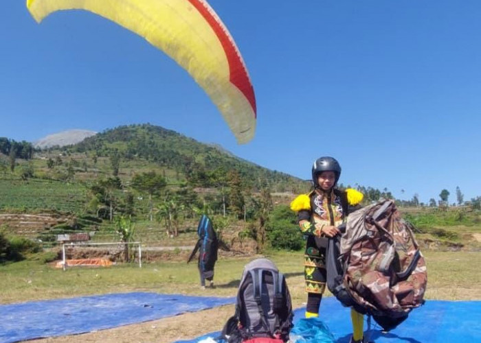 Terbangkan Tari Dolalak di Langit Wonosobo, Embun Jadi Pilot Paralayang Putri Pertama Purworejo