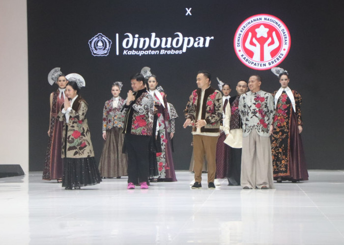 Gaya Anggun Bupati Paramitha di Jogja Fashion Week 2026: Batik Salem Brebes Pukau Ratusan Penonton