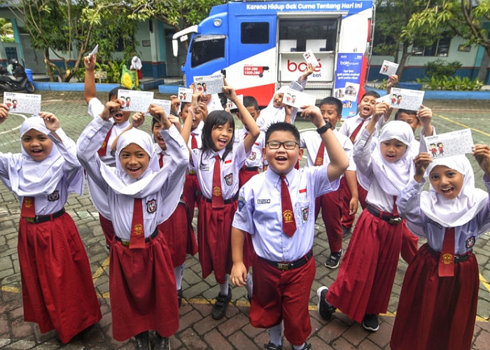 Murid-murid menunjukkan buku tabungan Simpanan Pelajar (Simpel) dengan penuh semangat sebelum menabung lewat BTN Move KC Surabaya yang beroperasi di SD Hang Tuah 12 Surabaya, Jawa Timur, Selasa (3 Maret 2026). BTN Move adalah layanan perbankan 
