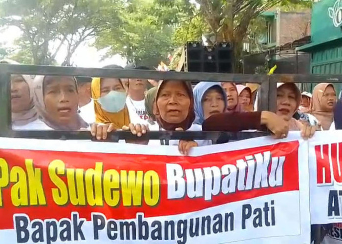 Ratusan Loyalis Sudewo Padati Tipikor Semarang, Minta Hakim Bebaskan Bupati Pati Nonaktif