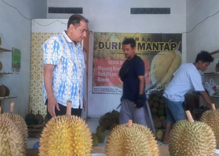 Kios Durian Diserbu Pecinta Raja Buah