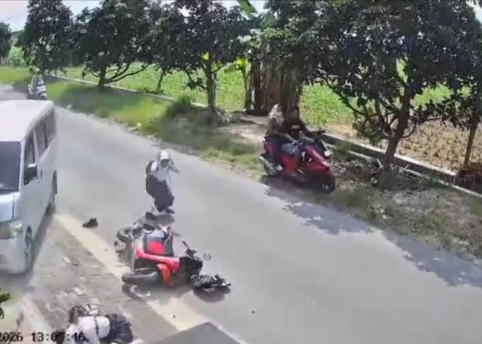 Grand Max Adu Banteng Lawan Scoopy dan Beat, Dua Korban Terpental hingga Nyaris Tewas
