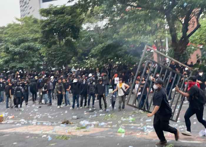 Lindungi Buruh dari Aksi Anarkis, Polisi Bubarkan Kelompok Anarko Yang Ganggu Aksi Damai May Day