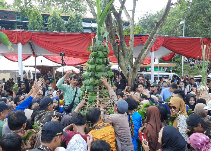 Sego Kethek Diperebutkan Warga dalam Tradisi Sesaji Rewanda di Semarang 