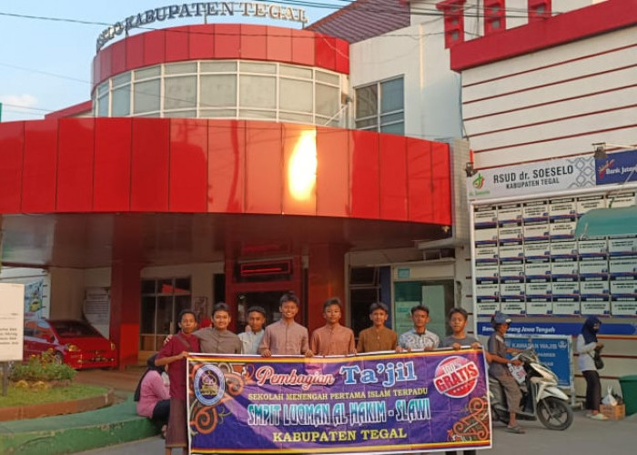 SMP IT Luqman Al Hakim Kabupaten Tegal Berbagi Takjil 