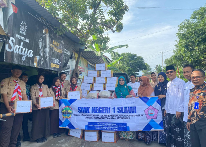 Giliran SMKN 1 Slawi Salurkan Bantuan Logistik Tanah Bergerak Padasari