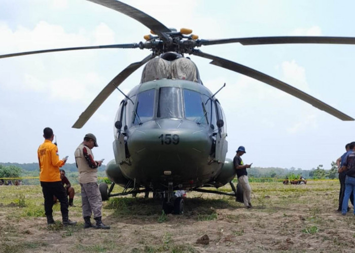 Diduga Alami Kerusakan Mesin, Helikopter TNI AD Mi 17 Mendarat Darurat di Area Persawahan Warga Randublatung