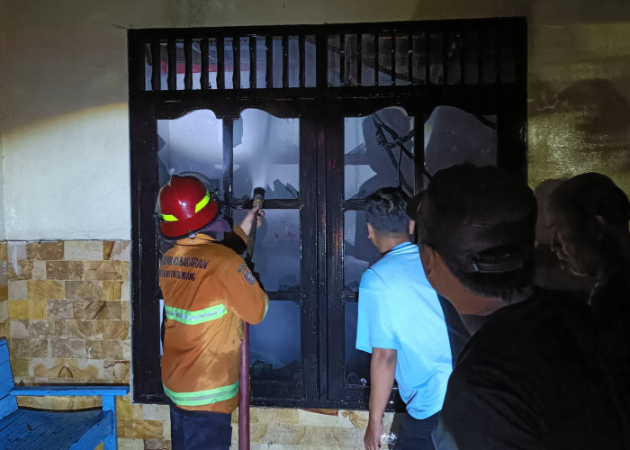 Diduga KorsletingLlistrik, Kebakaran Rumah di Rembang Renggut Nyawa dan Telan Kerugian Rp100 Juta