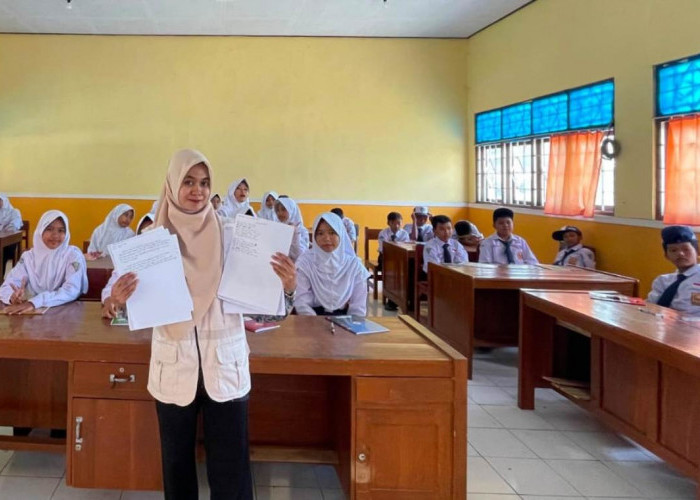 Mahasiswi KKN UMUS Brebes Genjot Literasi Siswa SMPN 1 Pagerbarang Lewat Pelatihan Menulis Cerpen