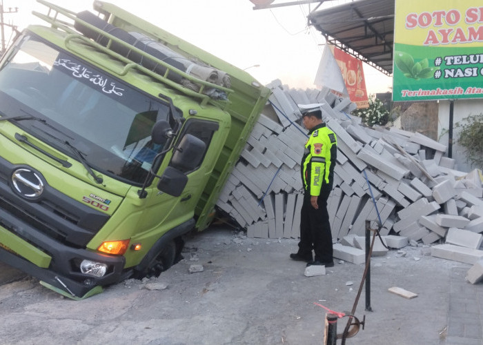 Truk Tronton Muatan Bata Hebel Seberat 30 Ton Terperosok di Gorong-gorong di Tengaran Semarang