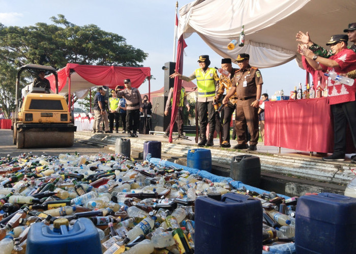 Polres Semarang Musnahkan 2.414 Botol Miras, 330 Liter Diantaranya Jenis Tuak   