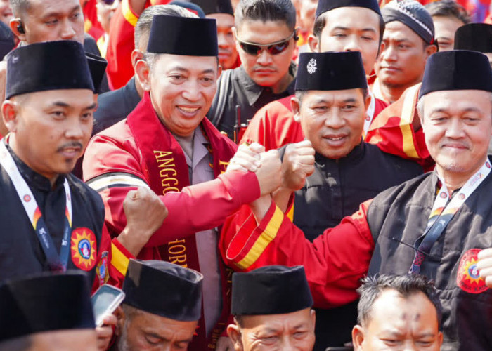 Kapolri Listyo Dianugerahi Anggota Kehormatan Tapak Suci di Semarang