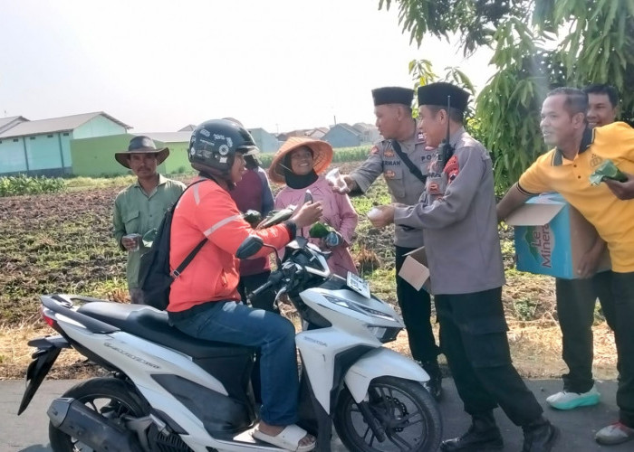Polsek Adiwerna Tegal Bagikan 250 Ponggol Gratis, Buruh Tani Hingga PKL Kebagian