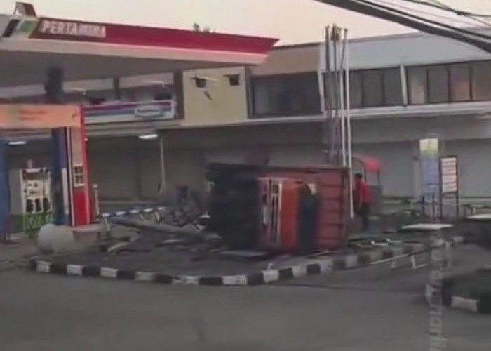 Truk Tabrak SPBU Silayur Semarang, Area Bongkar Pertamina Ditutup Sementara