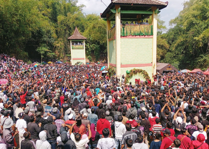 Puncak Tradisi Yaaqowiyyu Jatinom Klaten Sebar 6 Ton Apem