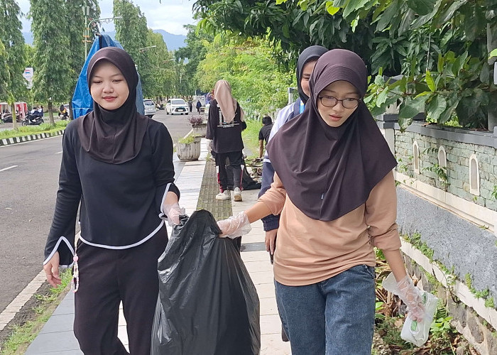 Ratusan Pelajar dan Mahasiswa Bersihkan Sampah Alun-alun Kajen Usai Perayaan Tahun Baru