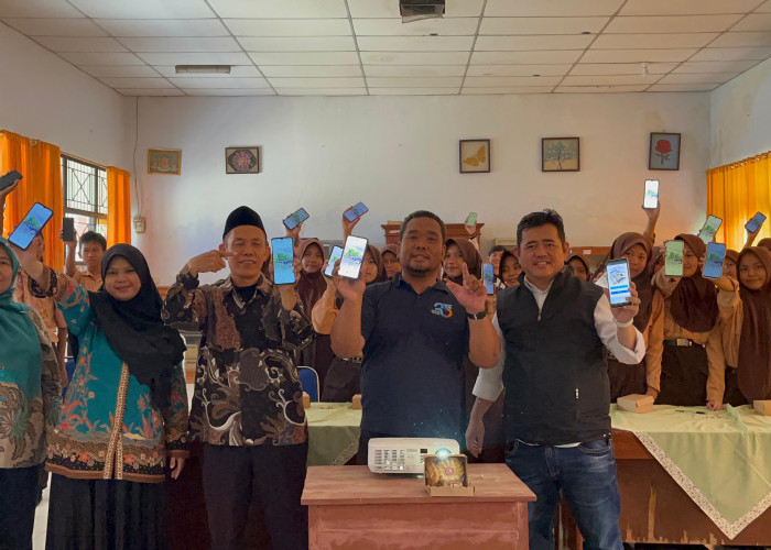 30 Siswa Perwakilan Ekskul dan Tim Jurnalistik SMP Negeri 11 Tegal Ikuti Pelatihan Mading Digital  