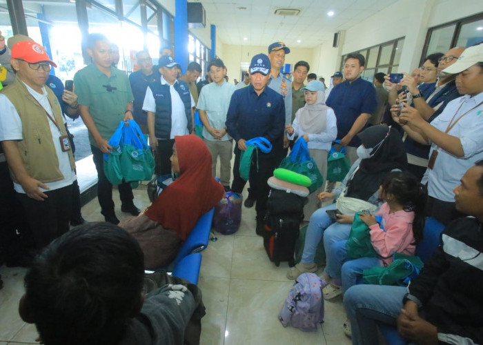 Jadi Korban Penipuan Tiket, Pemudik Asal NTB Terlantar di Terminal Tirtonadi Solo
