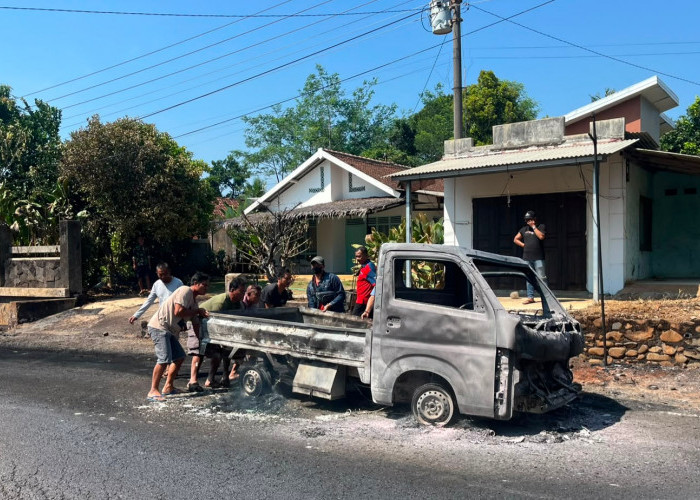 Pikap New Carry Terbakar Usai Tabrak Truk di Cluwak Pati, Kerugian Rp110 Juta