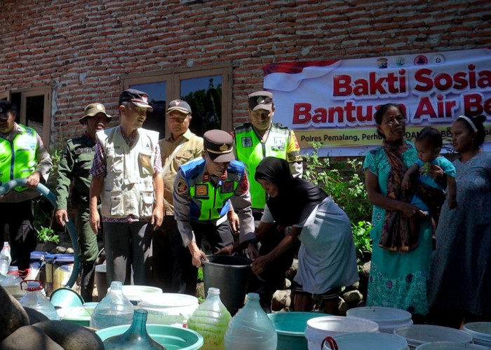 Kemarau Picu Ancaman Karhutla dan Kekeringan, Polisi Salurkan 5.000 Liter Air Bersih di Pemalang