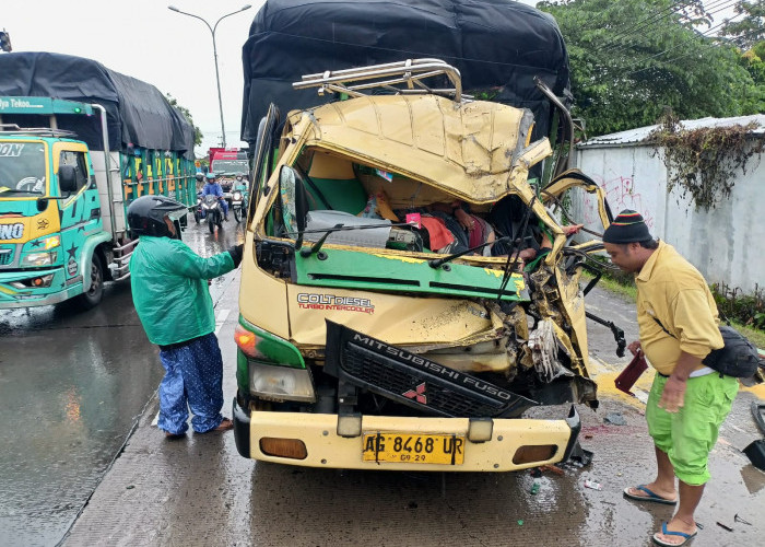 Seruduk Tronton di Pantura Tegal, Kaki Kenek Truk Patah