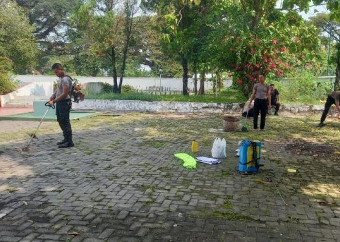 Anggota Polres Grobogan Bersihkan Taman Makam Pahlawan, Kapolres Beri Pesan Menyentuh
