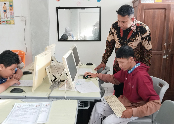 Cerita Siswa SLB Salatiga Penerima Bantuan Kursi Roda, Reza: Impian dari Kecil Sekarang Bisa Melihat Dunia