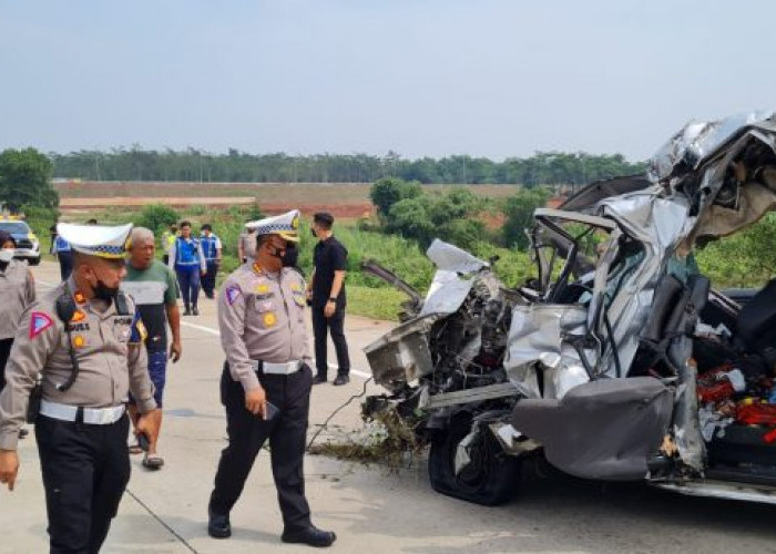 7 Orang Tewas Kecelakaan Maut di  Tol Batang-Semarang, Toyota Hiace Seruduk Truk Trailer 